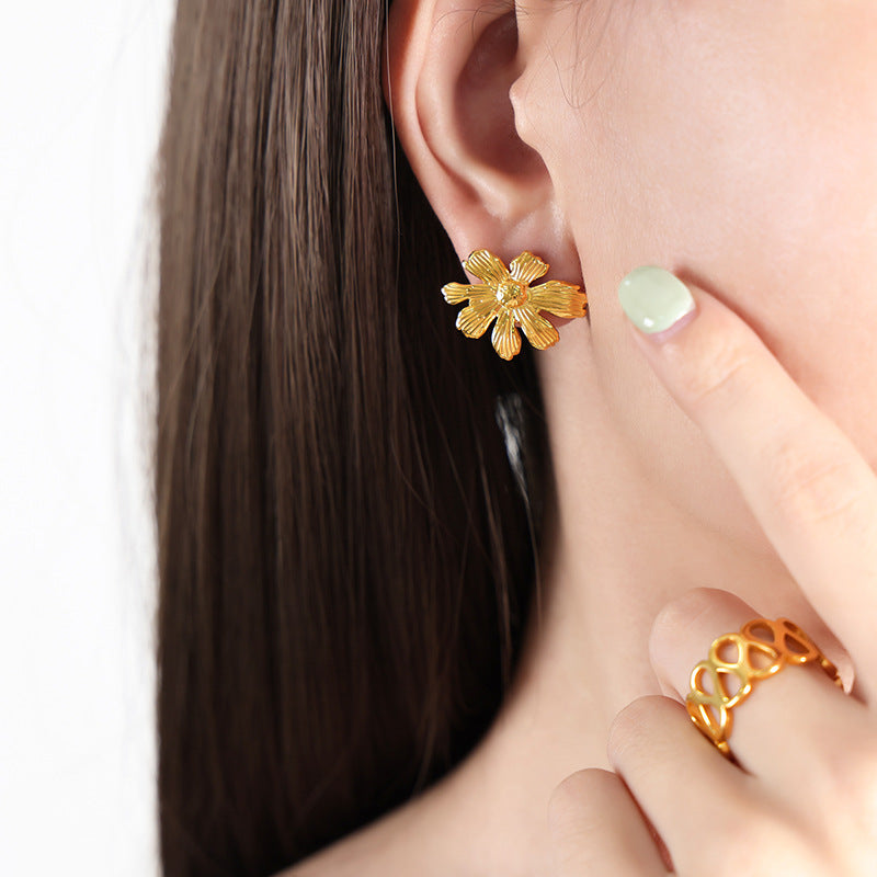 Petites boucles d’oreilles fleurs – Acier inoxydable plaqué or 18 carats