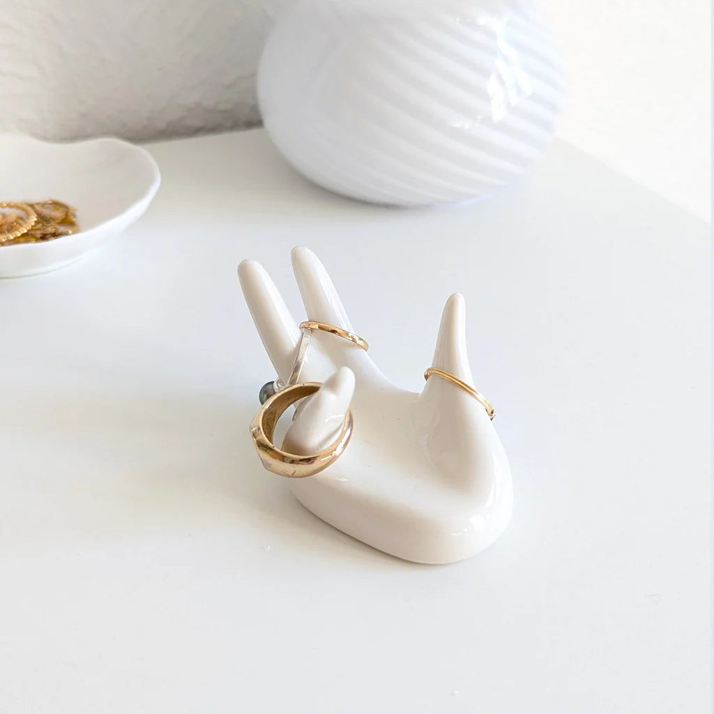 Porte bagues main blanche en porcelaine pour un rangement pratique