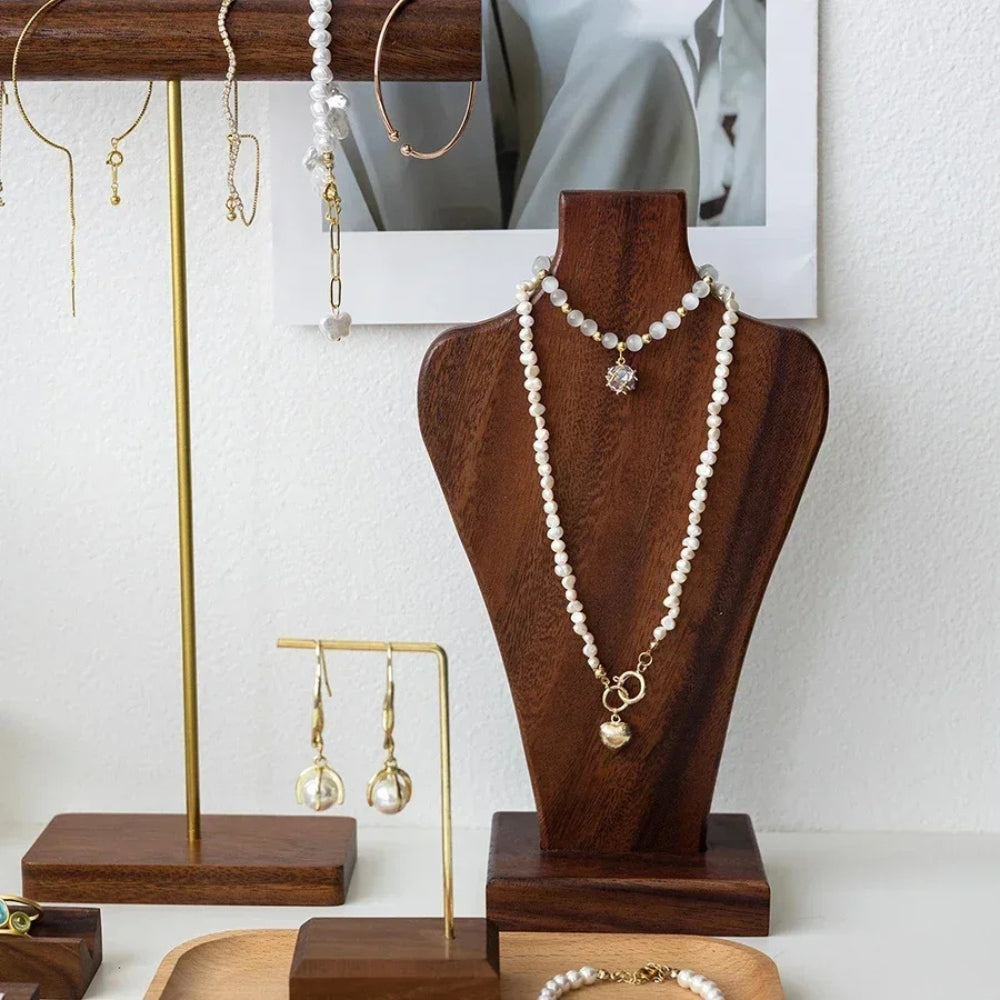 Porte colliers en bois avec trois modèles pratiques et variés